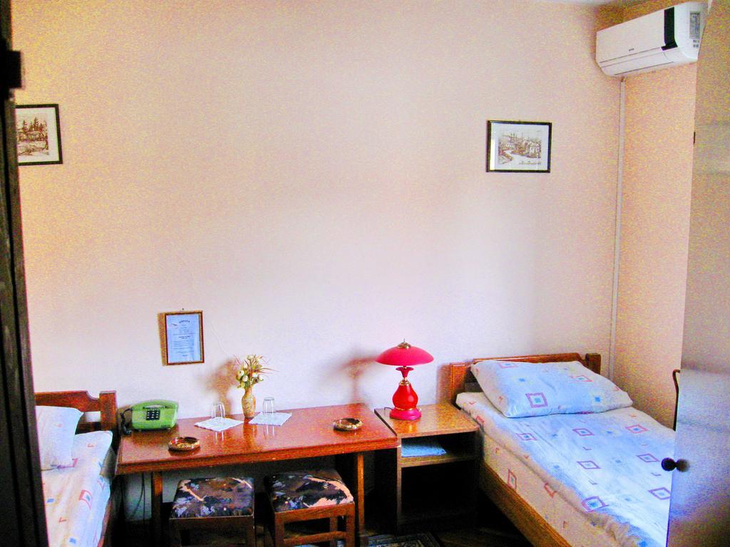 Amfora Rooms Caribrod Dimitrovgrad Ruang foto